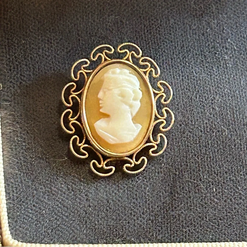Vintage Krementz genuine carved shell cameo 14kt gold overlay earrings with box